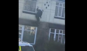 Il prend la fuite par une fenêtre  lorsque la police entre dans la maison