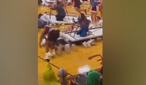 Des lycéens font une course de tables dans un gymnase