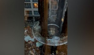 Le plus gros aquarium cylindrique du monde explose au milieu d'un hôtel