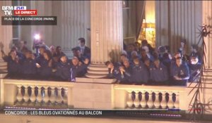 Les Bleus saluent la foule devant l'Hôtel de Crillon, à Paris