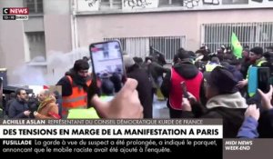 Affrontements Place de la République à Paris avec des manifestants qui attaquent les policiers malgré l'intervention du service d'ordre de la manifestation
