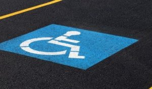 Paraplégique depuis 25 ans, il oublie sa carte de stationnement handicapé et doit payer 166 euros d'amende