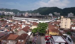 Décès de Pelé - Les files d'attente impressionnantes autour du stade Vila Belmiro pour voir le Roi