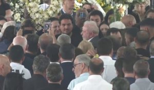 Le président brésilien Lula arrive au stade de Santos pour se recueillir sur le cercueil de Pelé