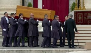 Funérailles de Benoît XVI: le cercueil du pape émérite sort de la basilique Saint-Pierre