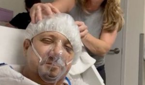 Jeremy Renner partage une vidéo depuis son lit d'hôpital après une journée de soins intensifs "pas géniale"