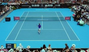 Auckland - Goffin sort Bublik en deux sets