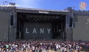 LANY chante "Thick and Thin" en live