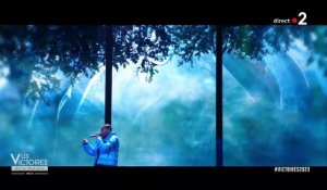 Tiakola interprète "Parapluie" en live aux Victoires de la Musique