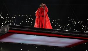 Rihanna révèle sa grossesse pendant son concert au Super Bowl