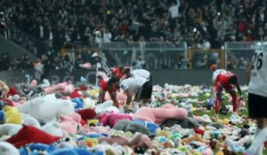 Des milliers de peluches lancées en plein match en hommage aux victimes du séisme en Turquie