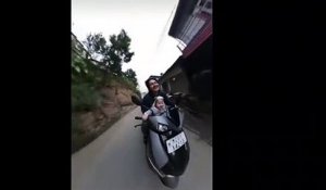 Ce papa roule à toute vitesse en scooter avec son enfant