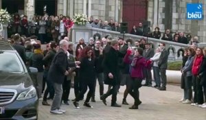 Enseignante tuée à Saint-Jean-de-Luz : l'hommage dansé de ses proches à ses obsèques