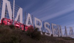Marseille : une banderole « En grève » recouvre les célèbres lettres de la ville