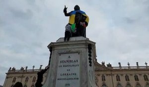 Manifestation contre la réforme des retraites à Nancy : des manifestants escaladent la statue de Stanislas