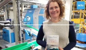 La Flèche : Laure Manel découvre son nouveau livre à l'imprimerie Brodard et Taupin