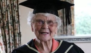 À 101 ans, cette ancienne professeure d'éducation physique reçoit un diplôme d'honneur