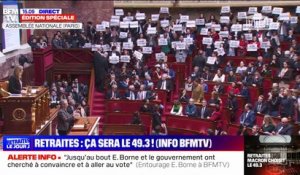 Retraites: les députés de gauche brandissent des pancartes pour protester contre l'utilisation du 49.3