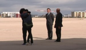 Le journaliste français Olivier Dubois, ex-otage au Sahel, accueilli par Emmanuel Macron à Villacoublay