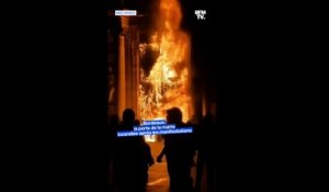 Bordeaux: la porte de la mairie incendiée après les manifestations contre la réforme des retraites