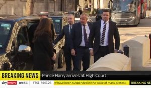 En guerre contre les tabloïds britanniques, le prince Harry a créé la surprise ce matin en se présentant devant la Haute-Cour de Londres pour une audience contre l'éditeur du Daily Mail