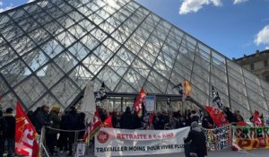 « C’est une honte », pestent des touristes bloqués devant le Louvre par des manifestants