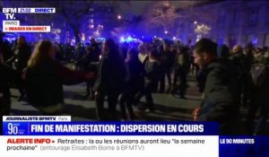 Paris: ambiance festive en fin de manifestation, alors que la police tente de disperser les participants