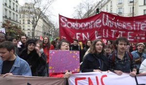 Réforme des retraites : des dizaines milliers de personnes à Paris et quelques incidents