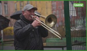 "Nous chanterons jusqu'à la victoire" : le retraité qui joue l'hymne ukrainien tous les matins