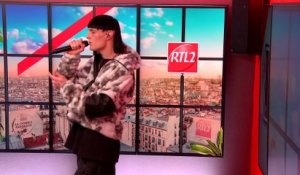 LIVE - Aime Simone interprète "Shining Lights" dans Le Double Expresso RTL2 (21/04/23)