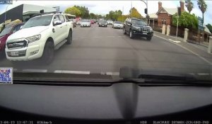 Un conducteur énervé calmé par les airbags... bad karma