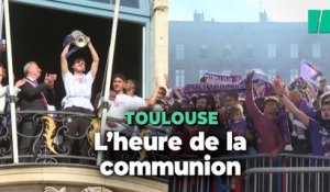 Au Capitole à Toulouse, les joueurs du TFC et la Coupe de France fêtés par 18 000 supporters