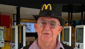 Du haut de ses 72 ans, il est employé chez McDonald's car il ne supportait pas de rester à la retraite
