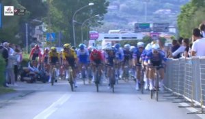 Tour d'Italie 2023 - Chute à 3,7 km de l'arrivée... Jonathan Milan gagne la 2e étape, Remco Evenepoel garde le Rose !