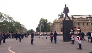 Emmanuel Macron se recueille devant la statue du général de Gaulle