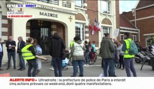 Mobilisation en cours de militants écologistes devant la mairie de Lesquin contre le projet d'extension de l'aéroport de Lille
