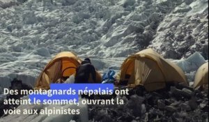 Les sherpas ouvrent la saison d'escalade de l'Everest