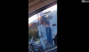 Ce motard se retrouve accroché au camion qui l'a percuté... bon réflexe