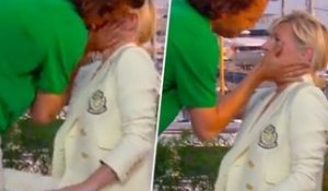 Bertrand Chameroy embrasse Anne-Elisabeth Lemoine sur la bouche en direct dans "C à vous"