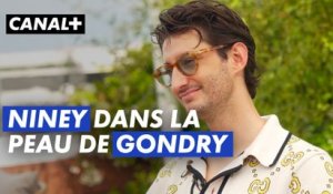 Pierre Niney dans la peau de Michel Gondry dans Le Livre des solutions - Cannes 2023