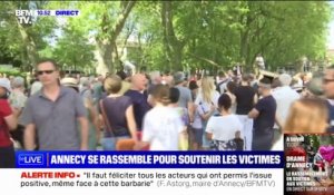 Rassemblement à Annecy: de nombreux habitants se recueillent sur le lieu de l'attaque au couteau avant la cérémonie