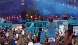 Les fans célèbrent le triomphe de Man City lors d'un défilé