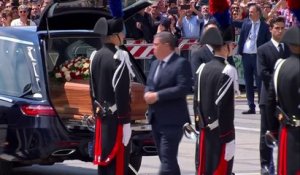 Le cercueil de Silvio Berlusconi accueilli par un chant de supporters de l'AC Milan à la cathédrale