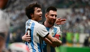Messi enlacé par un fan en plein match contre l'Australie en Chine