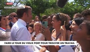 Emmanuel Macron interpellé à Marseille par une mère au sujet de son fils au chômage: "Sur le Vieux-Port, je suis sûr qu'il y a 10 offres d'emploi pour lui"