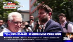 Le maire de L'Haÿ-les-Roses, Vincent Jeanbrun arrive à la manifestation organisée après l'agression dont lui et ses proches ont  été victimes