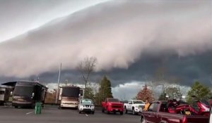 Ce nuage est incroyable : Shelf Cloud dans le Tennessee