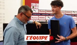 Franck Haise découvre son trophée d'entraîneur français de la saison 2022-2023 - Foot - L1 - Lens