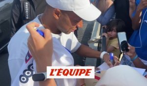 Kylian Mbappé s'arrête saluer les supporters - Foot - PSG