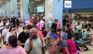 Grèce : des milliers de touristes évacuent l'île de Rhodes en proie aux incendies